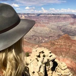 Meet your Posher, Caitlin